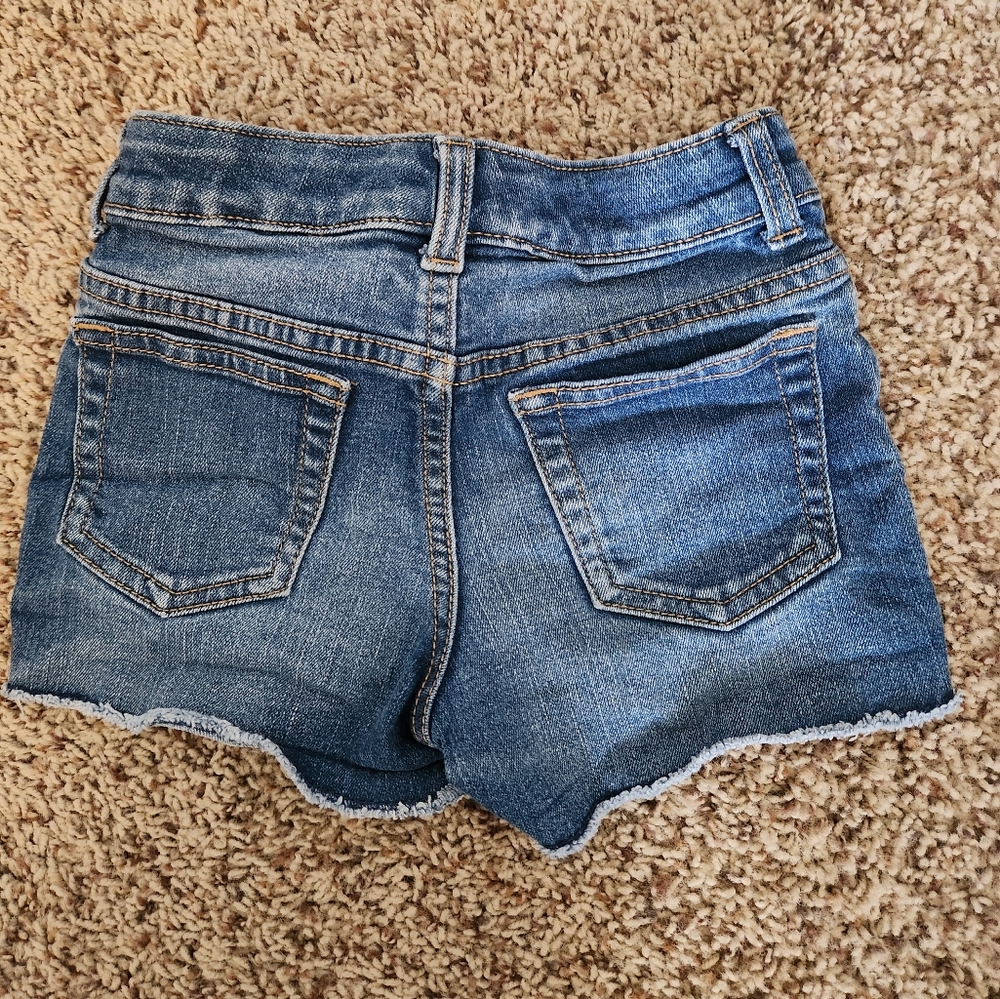 EUC Girls crocheted pattern cutoff denim shorts sz 5 - Picture 3 of 3